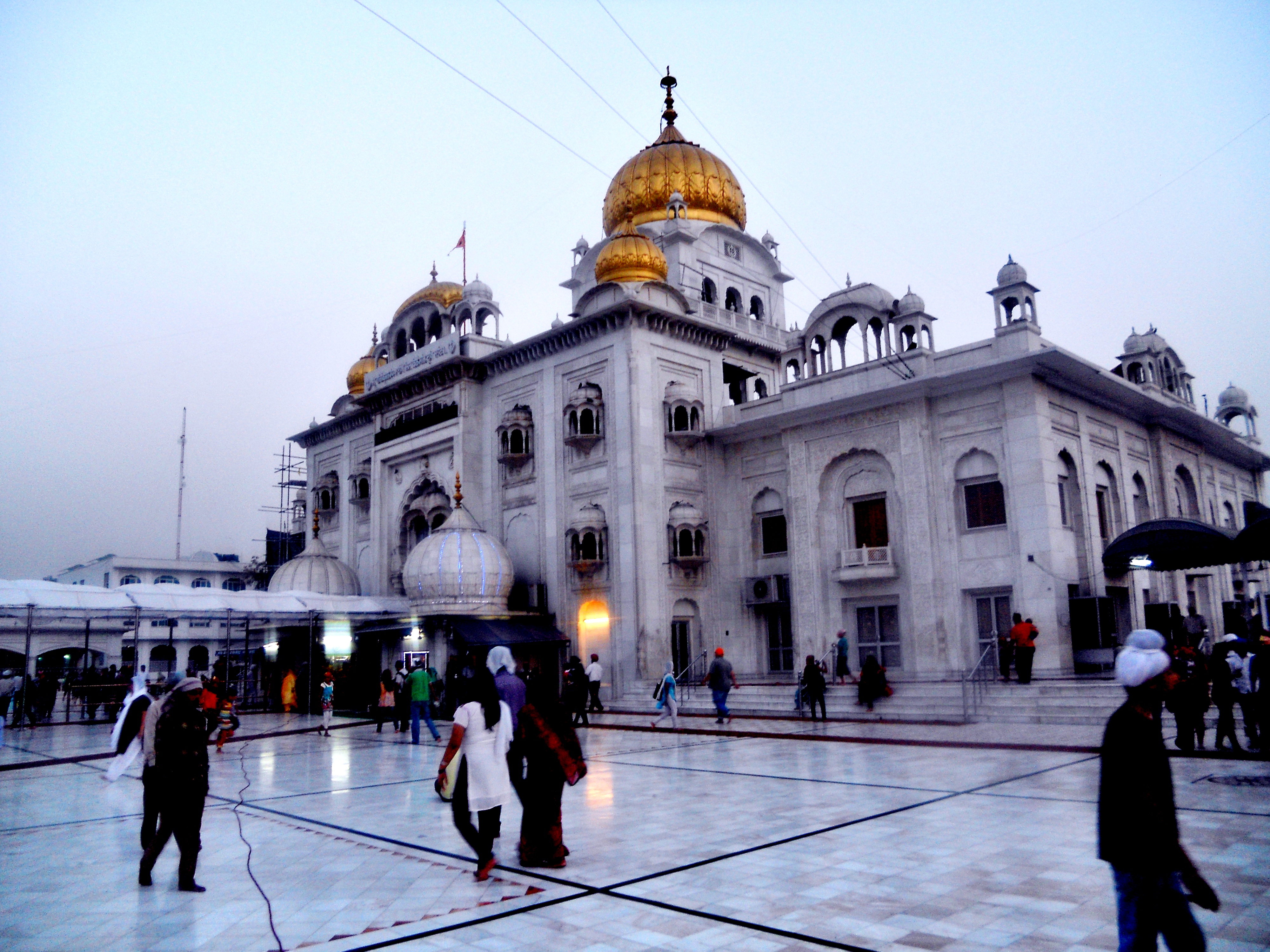 Gurudwara Bangla Sahib 01 - Bangla Sahib Gurdwara Delhi - HD Wallpaper 