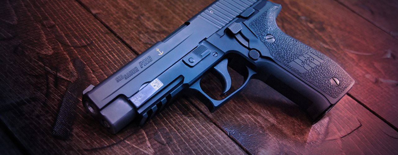 Pistol Wallpapers - Пистолет На Столе - HD Wallpaper 