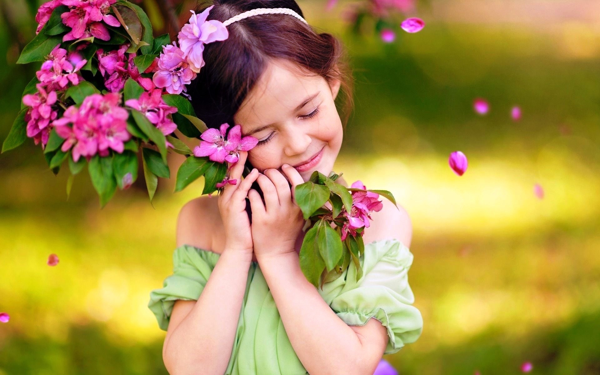 Source Â - Girl Baby With Flowers - HD Wallpaper 