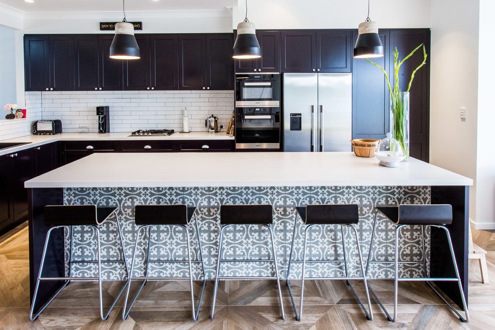 Sydney Black And White Geometric Wallpaper With Glass - Kitchen - HD Wallpaper 