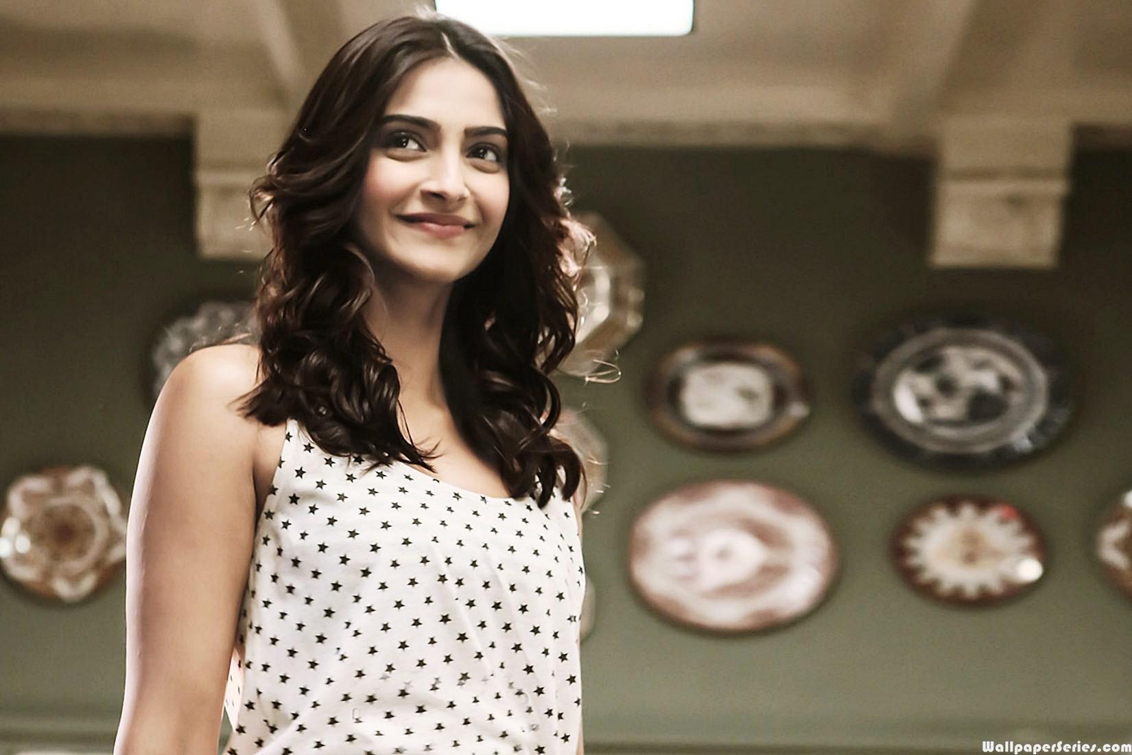 Hd Sonam Kapoor Cute Wallpaper - Sonam Kapoor In Khubsurat - HD Wallpaper 