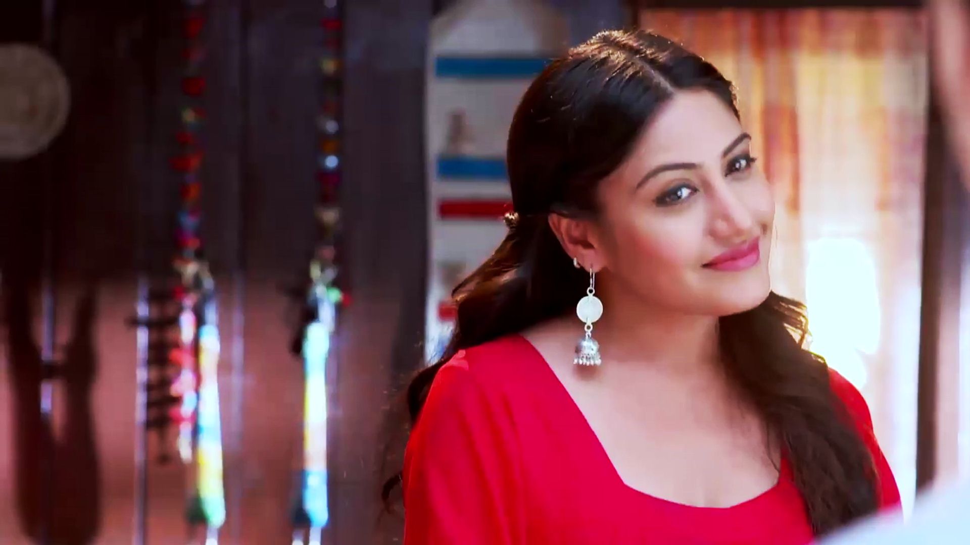 Surbhi Chandna In Ishqbaaaz Serial Heroine Wallpaper - Serial Heroine Photo Download - HD Wallpaper 