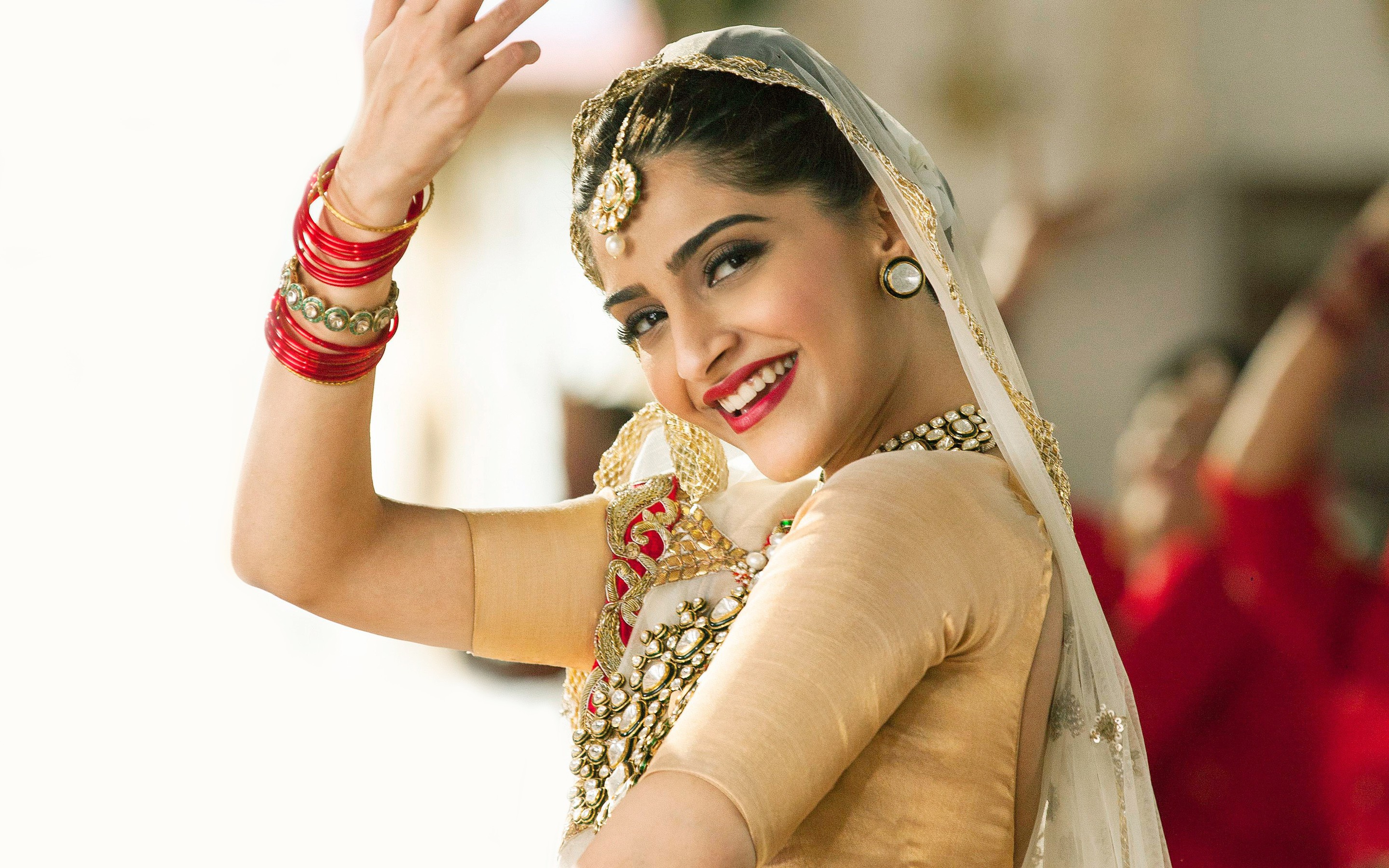 Sonam Kapoor - HD Wallpaper 