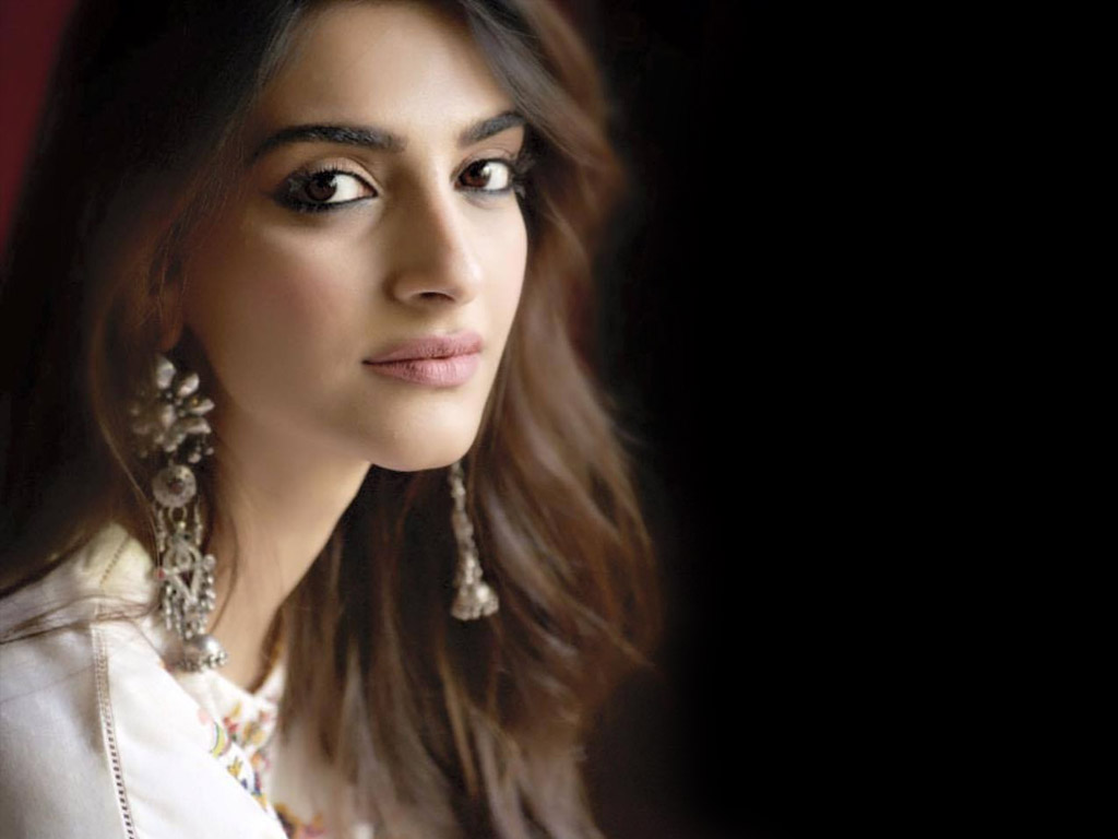Sonam Kapoor Wallpapers - HD Wallpaper 