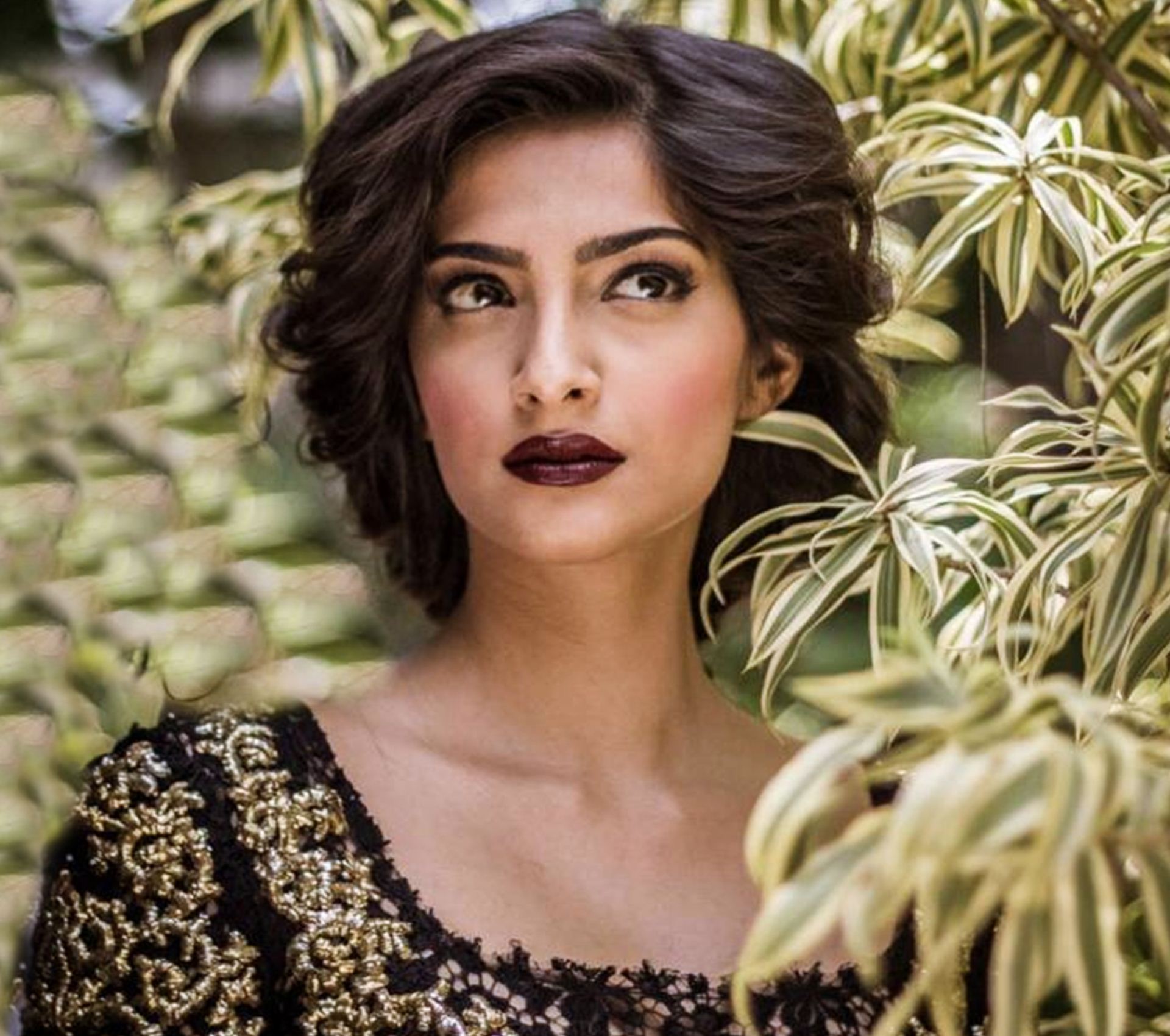 New Hairstyle Of Sonam Kapoor - HD Wallpaper 