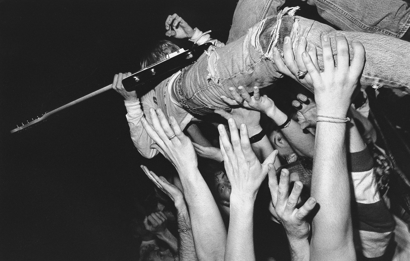 Photo Wallpaper The Crowd, Guitar, Hands, Musician, - Nirvana Kurt Cobain Crowd Surfing - HD Wallpaper 