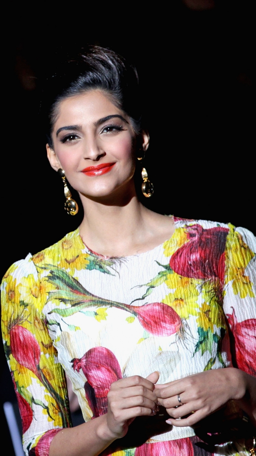 Sonam Kapoor Mobile Wallpaper High Definition - Sonam Kapoor - HD Wallpaper 
