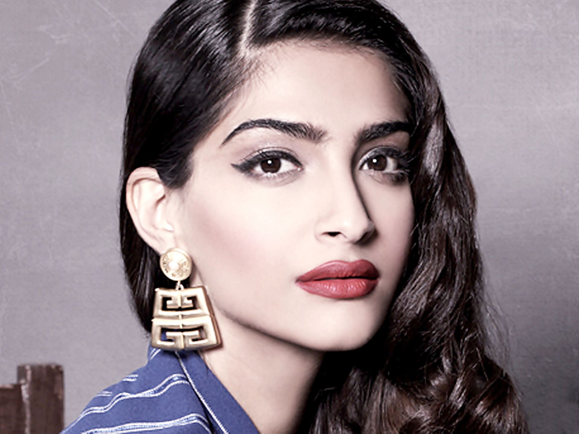 Sonam Kapoor Mobile Wallpaper Phone - Sonam Kapoor Photo Hd - HD Wallpaper 