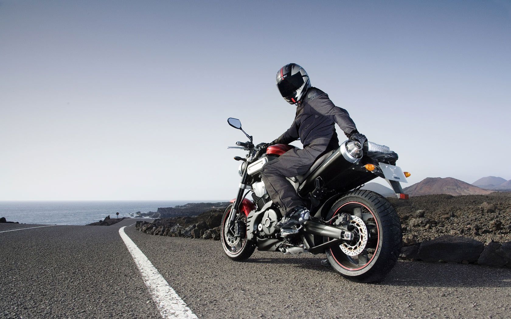 Motorcycle On Road Hd - HD Wallpaper 