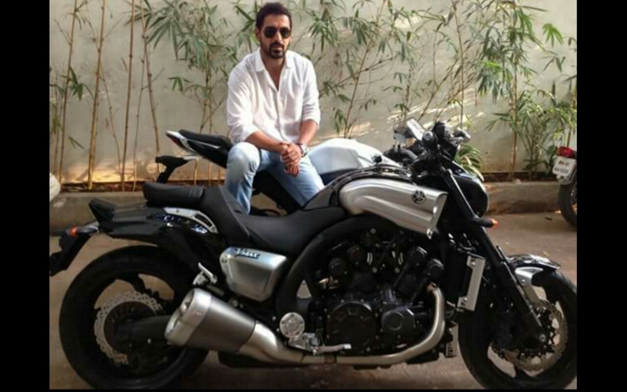 John Abraham With Bike Wallpaper Hd - John Abraham With Bike - HD Wallpaper 