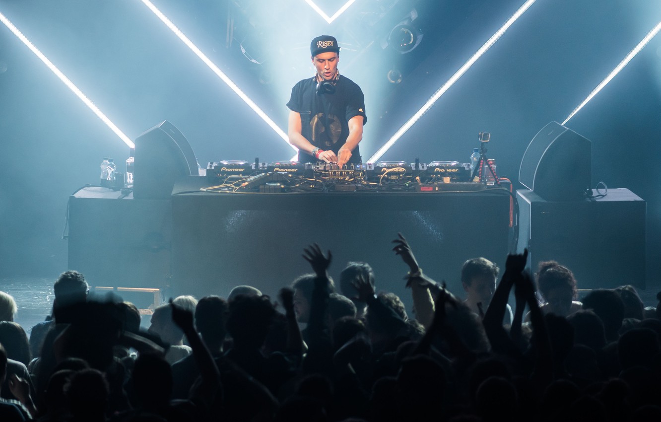 Photo Wallpaper People, Neon, Dancing, Eletronic Music, - Neon Dj Stage - HD Wallpaper 