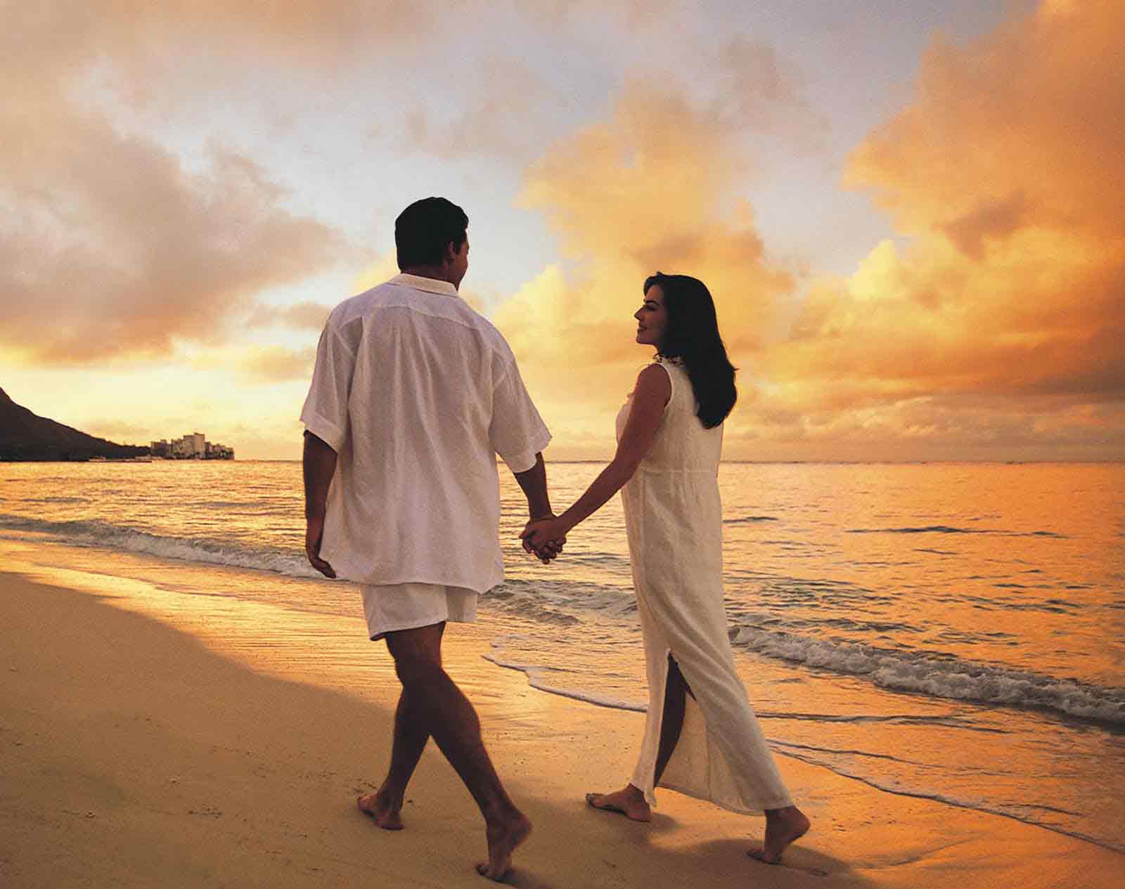 Couples At The Beach - HD Wallpaper 