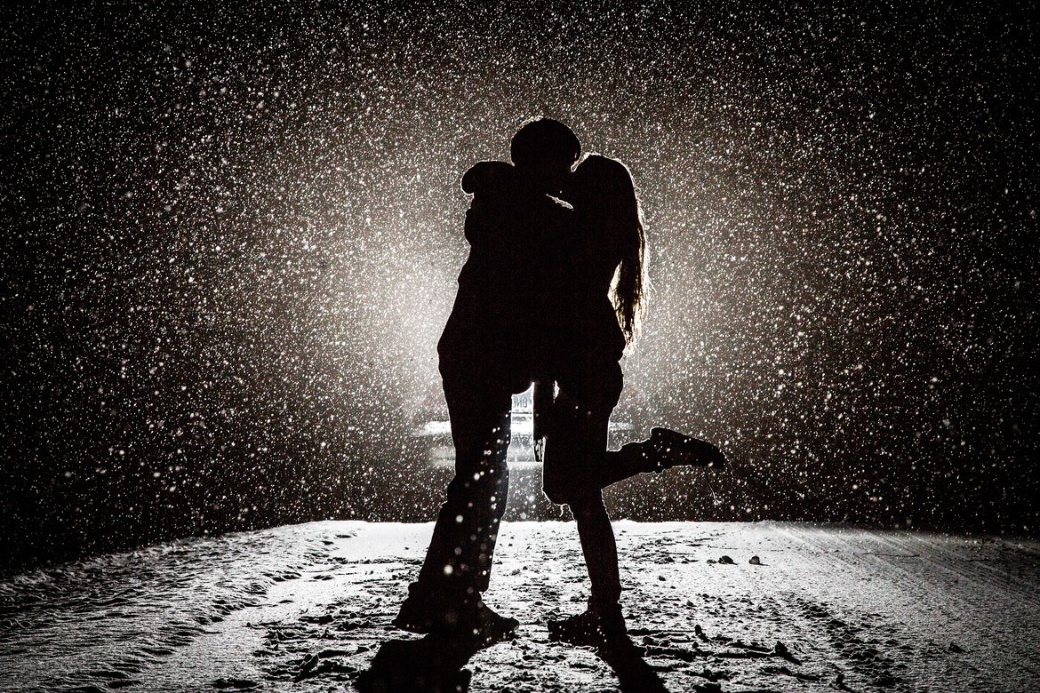 Couple Kissing In The Snow - HD Wallpaper 