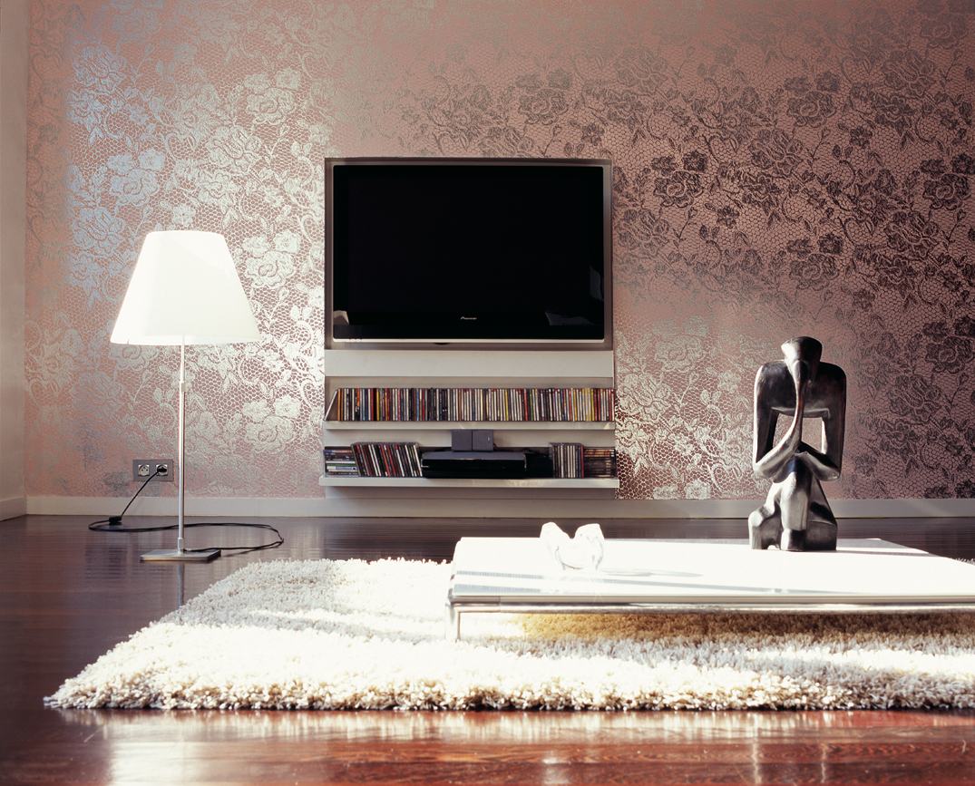 Metallic Wallpaper Gives Glamorous Dimension To This - Glamorous Wallpaper For Living Room - HD Wallpaper 