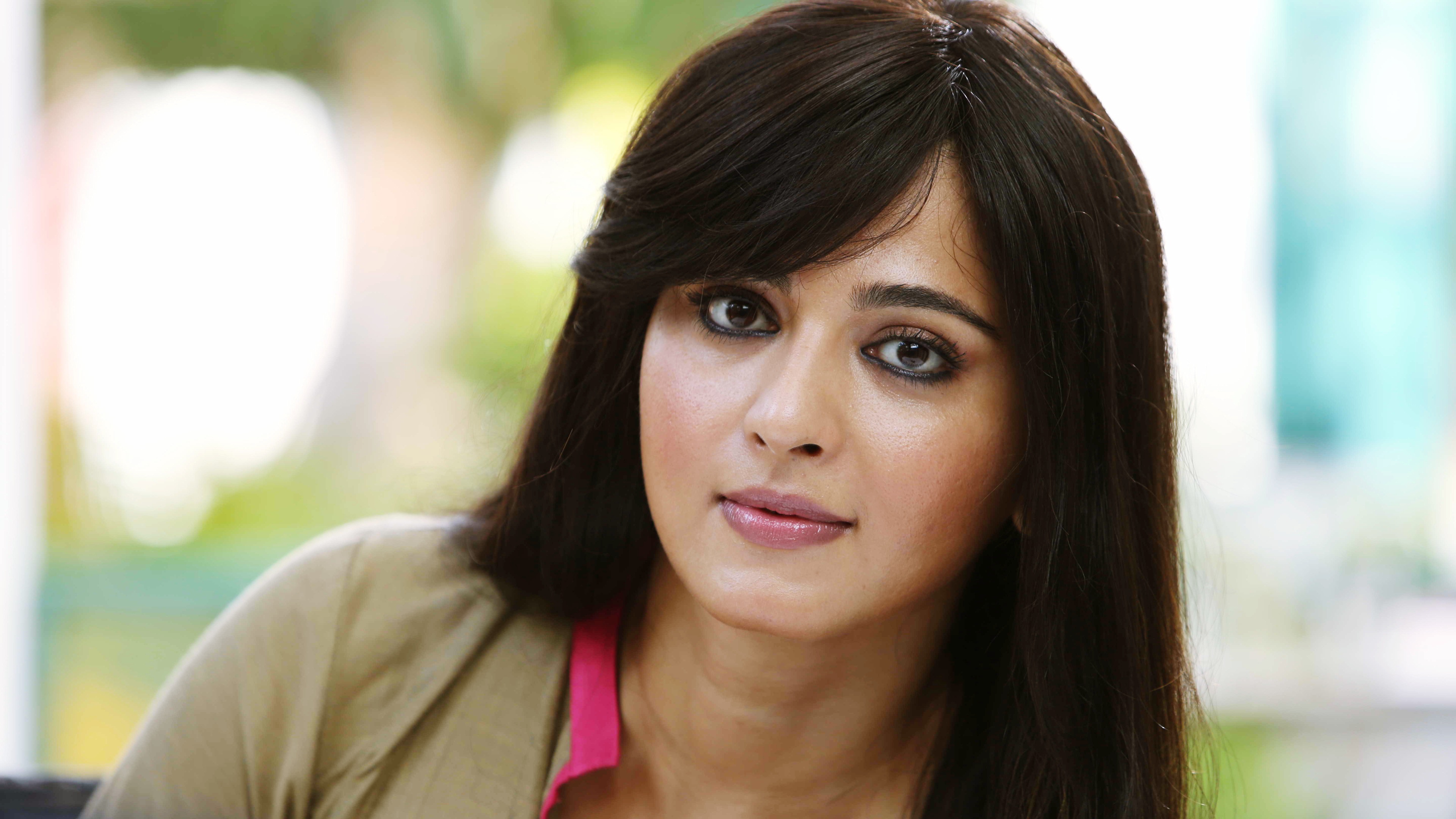Anushka Shetty Hd Wallpaper - Anushka In Yennai Arindhaal - HD Wallpaper 