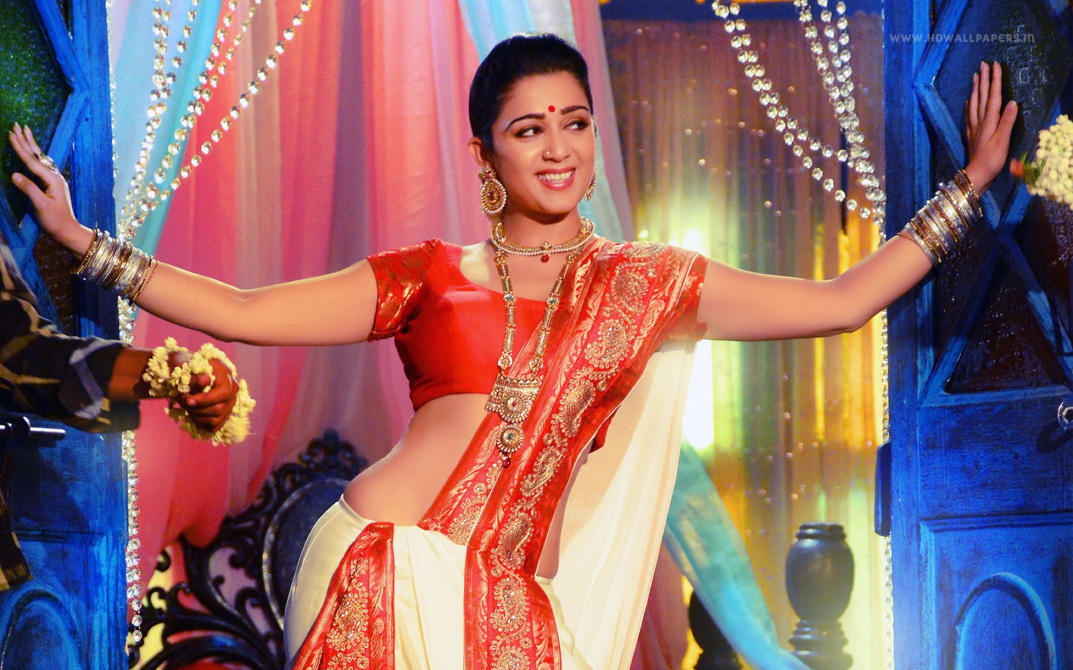 Charmi Cute Wallpapers Mobile For Widescreen Wallpaper - Charmi Kaur In Jyothi Lakshmi - HD Wallpaper 