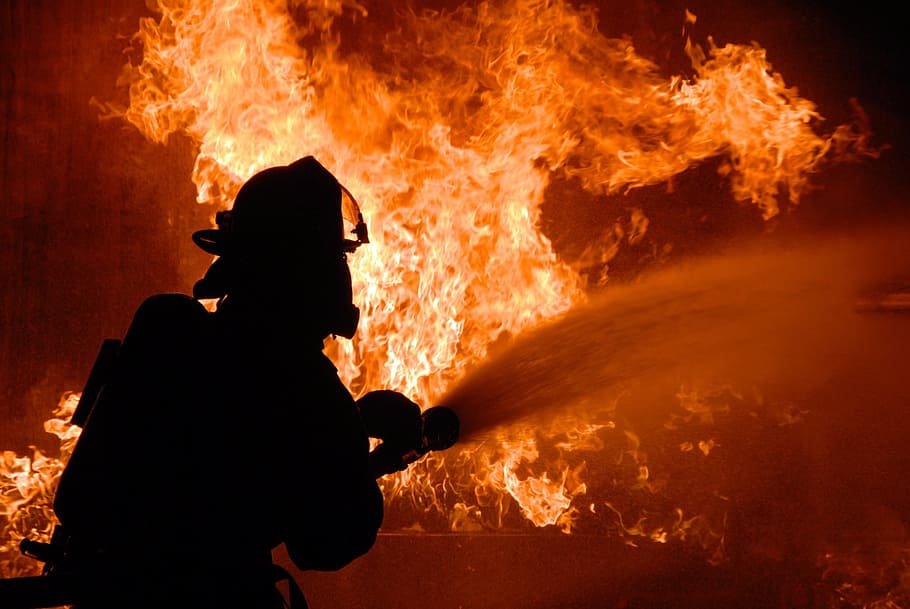 Silhouette Of Fireman Putting Out Fire, Firefighter, - Fire Fighters Fire - HD Wallpaper 