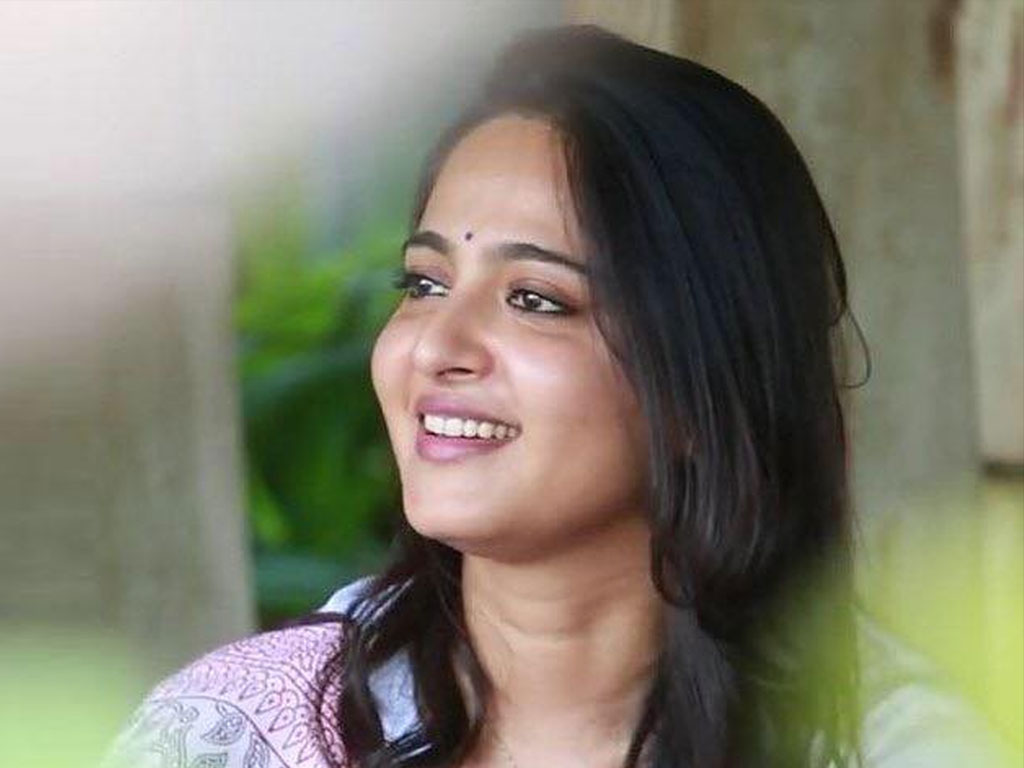 Anushka Shetty Smile Face - HD Wallpaper 