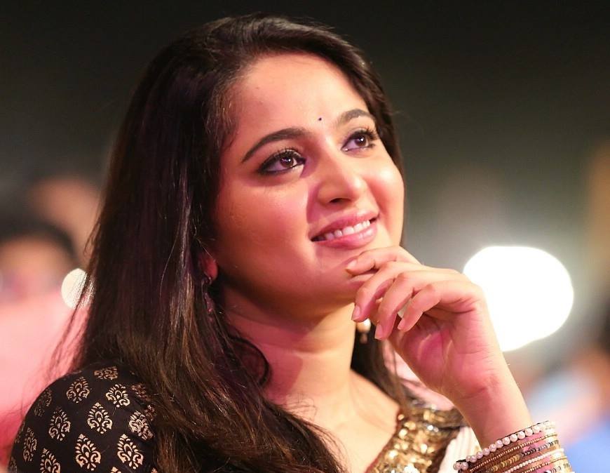 Anushka Shetty - Heroine Anushka Shetty - HD Wallpaper 