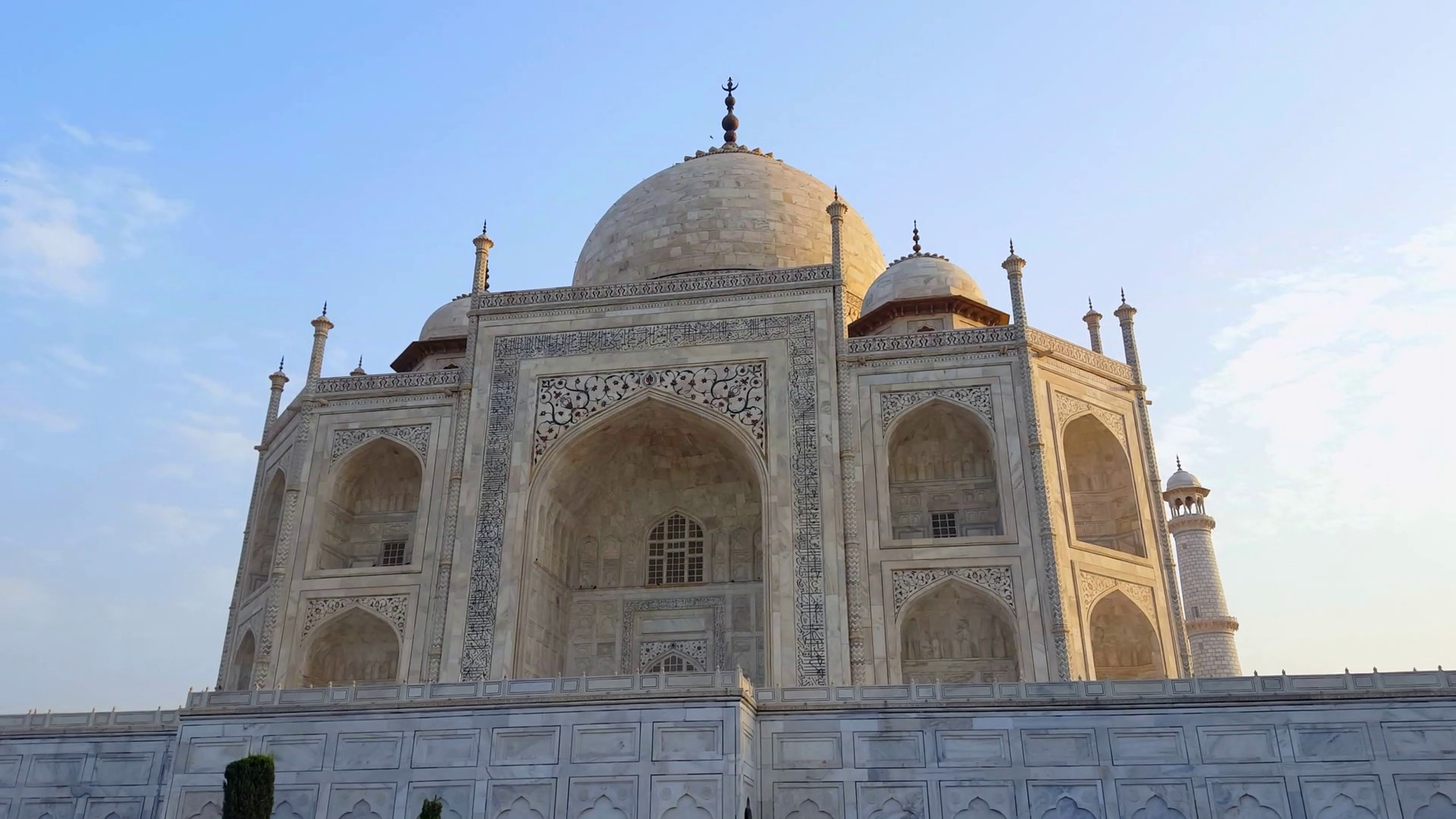 Iconic Taj Mahal Monument Tomb, Sunrise, Medium Shot, - Taj Mahal - HD Wallpaper 