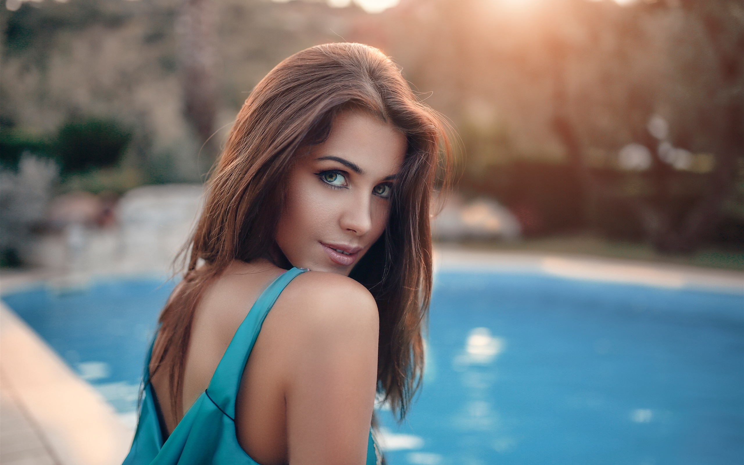 Wallpaper Sweet Girl Look Back, Pool, Sun - Girls Back Image Hd - HD Wallpaper 