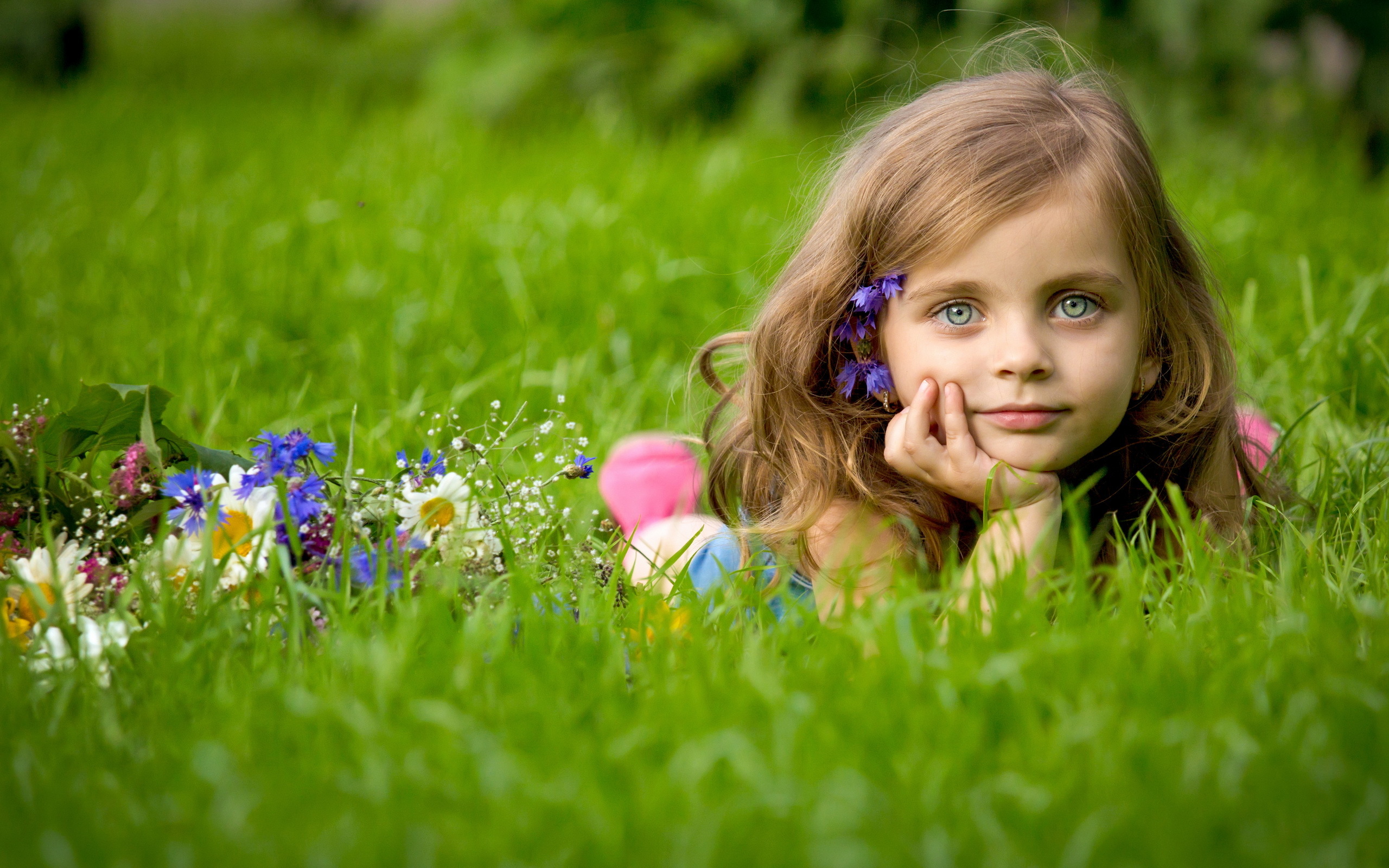 Sweet Girl On The Green Field Photography Wallpaper - Green Eyes Like The Grass - HD Wallpaper 
