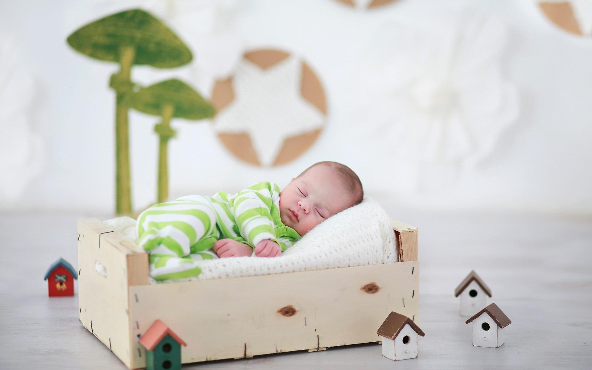 Beautiful Baby Sleeping With Home - Baby Sleeping At Home - HD Wallpaper 