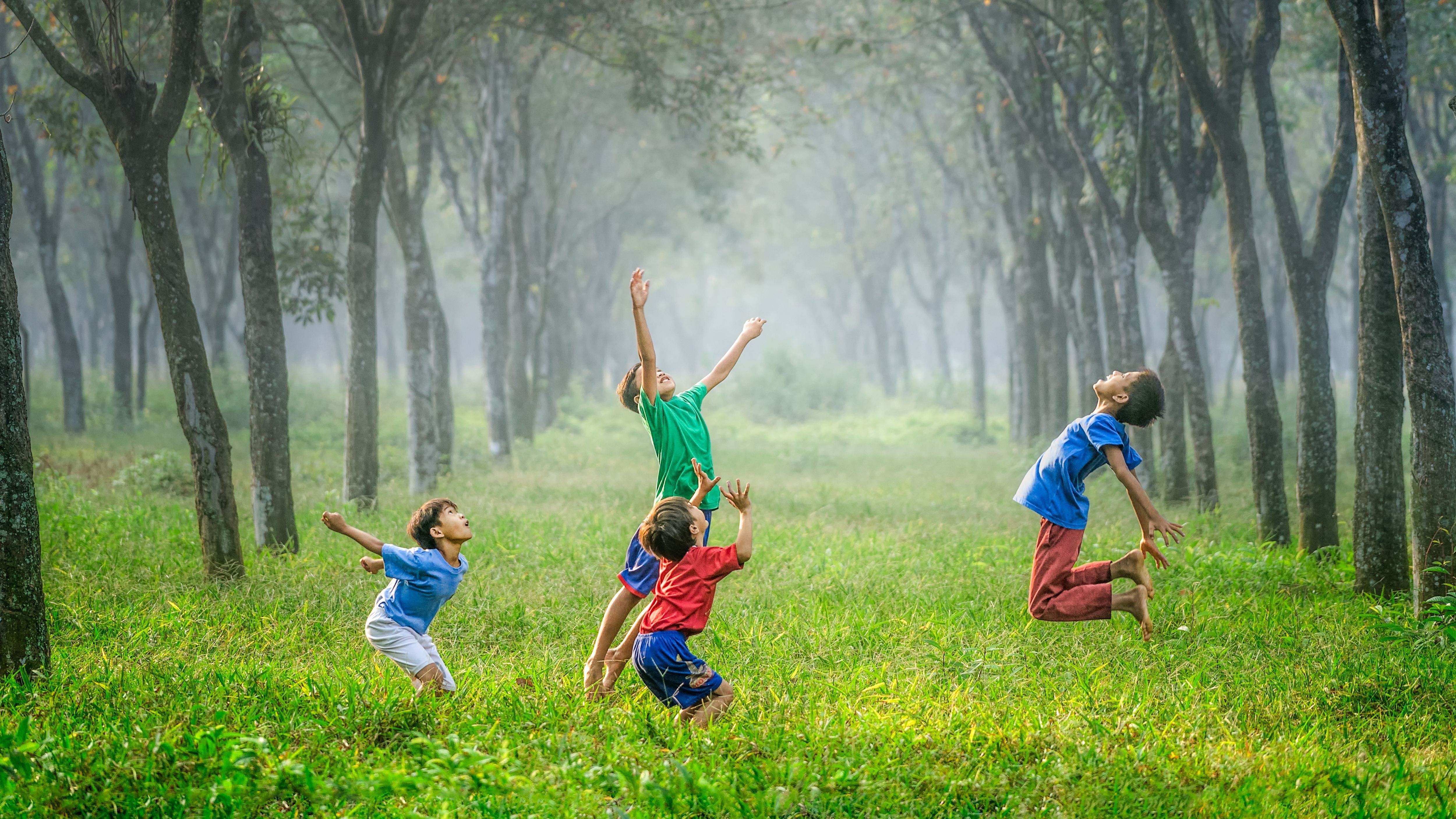 Children Playing Together Wallpaper - Air Pollution Linked With Mental Health Issues - HD Wallpaper 