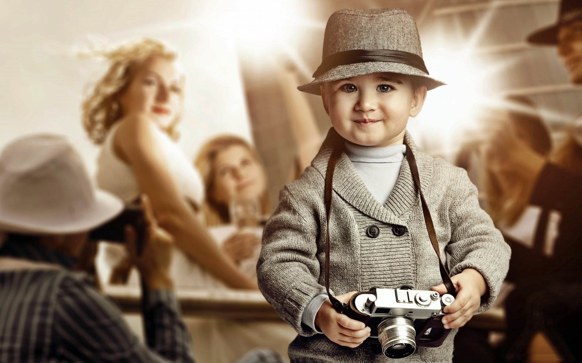Beautiful Baby Boy With Camera Hd Photos - Baby Boy With Camera - HD Wallpaper 