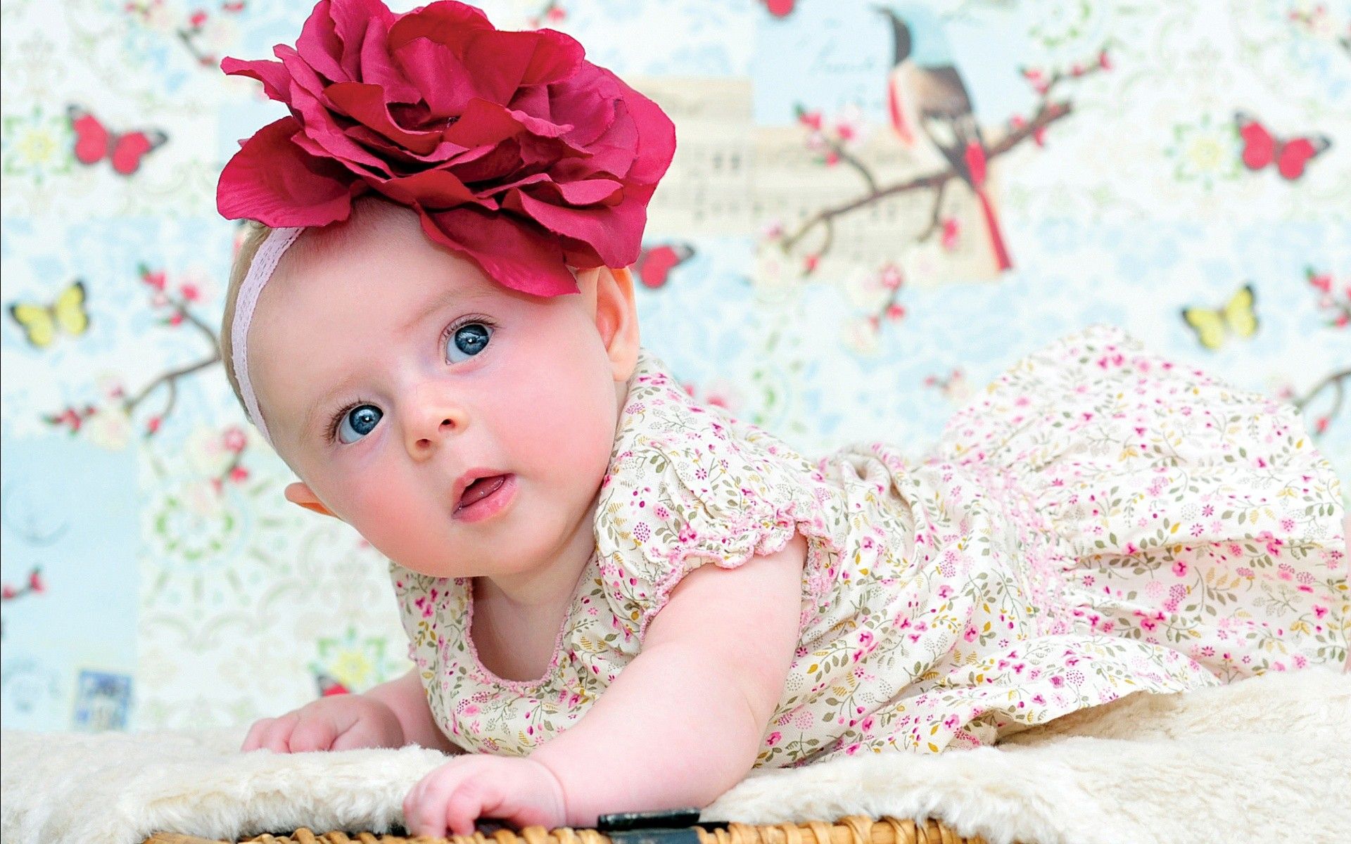 Cute Cute Child Flowers Wallpapers - Baby Girl Wallpapers Free Download - HD Wallpaper 