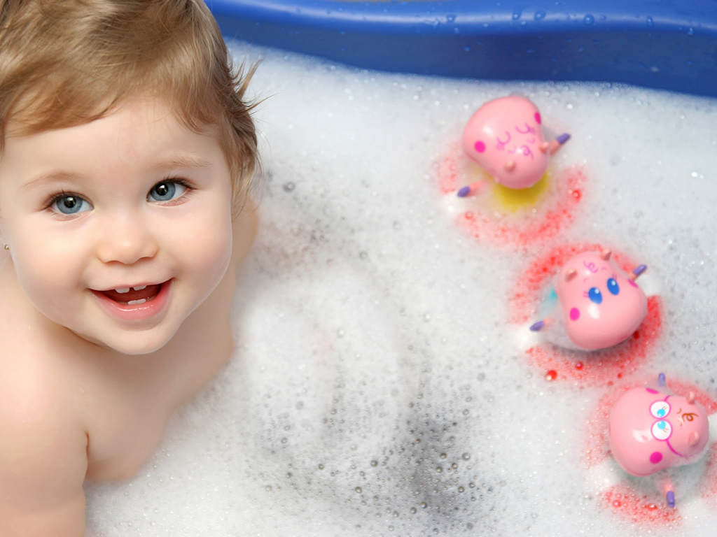 Baby Talking A Shower - HD Wallpaper 