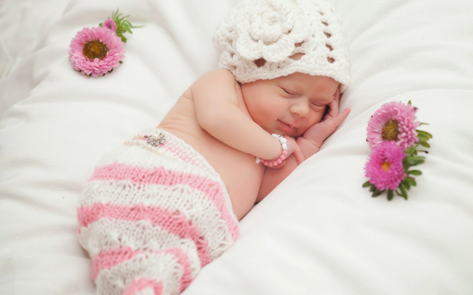 Sleepy Baby Wallpaper - Cute Baby Photos With A Smile Download - HD Wallpaper 