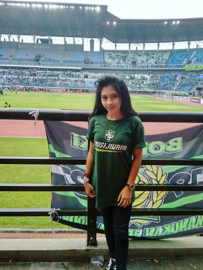 Bidadari Tribun Persebaya - HD Wallpaper 