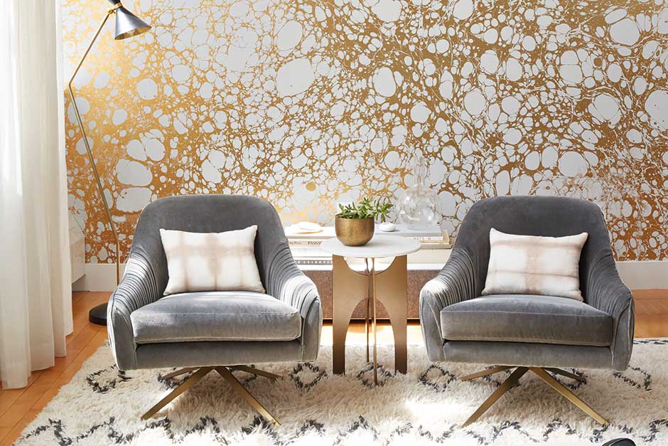 Gold Wallpaper And Grey Sofa - HD Wallpaper 