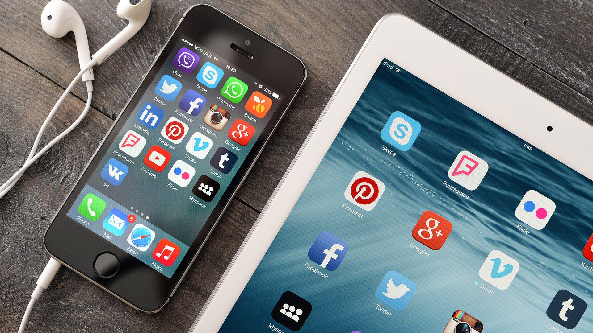 Social Media On Smartphone - HD Wallpaper 