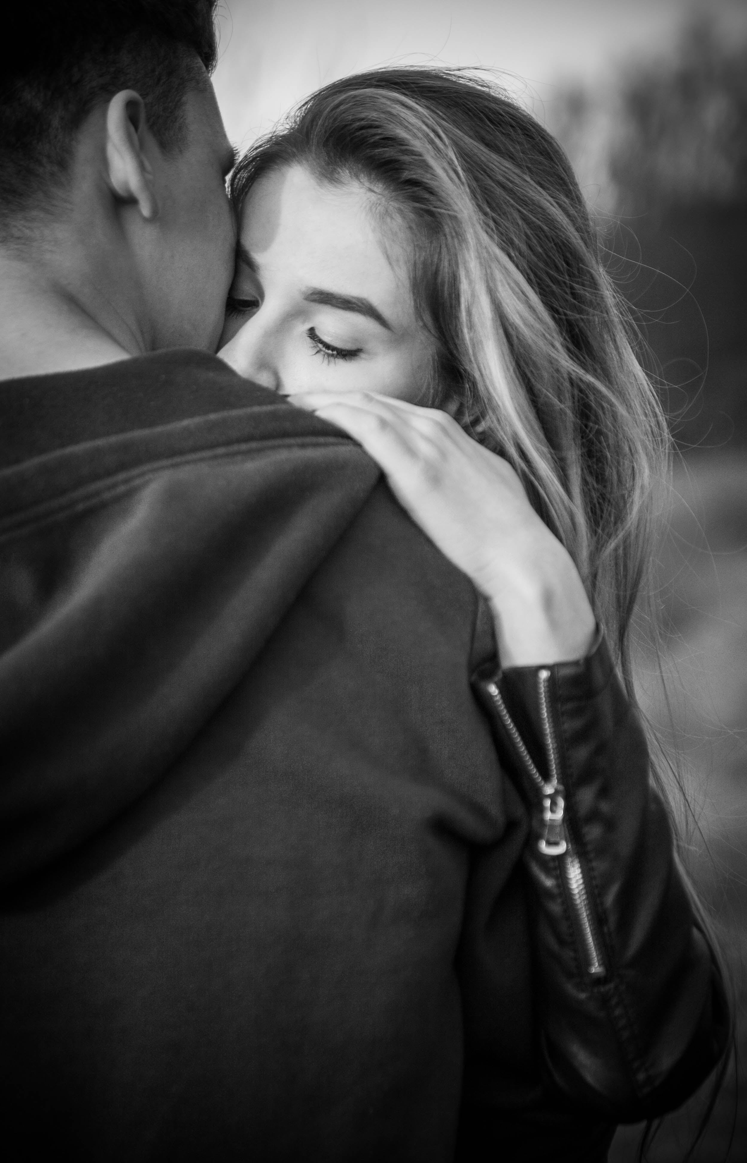 Grayscale Photography Of Man And Woman Hugging Each - Hugging Black And White - HD Wallpaper 
