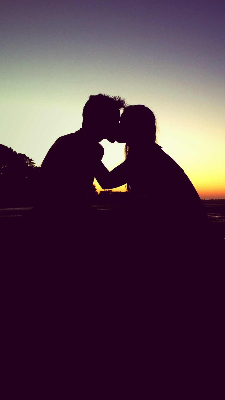 Wallpaper Kiss, Silhouette, Couple, Love, Sunset - Someone Somewhere Is Thinking Of You Quote - HD Wallpaper 