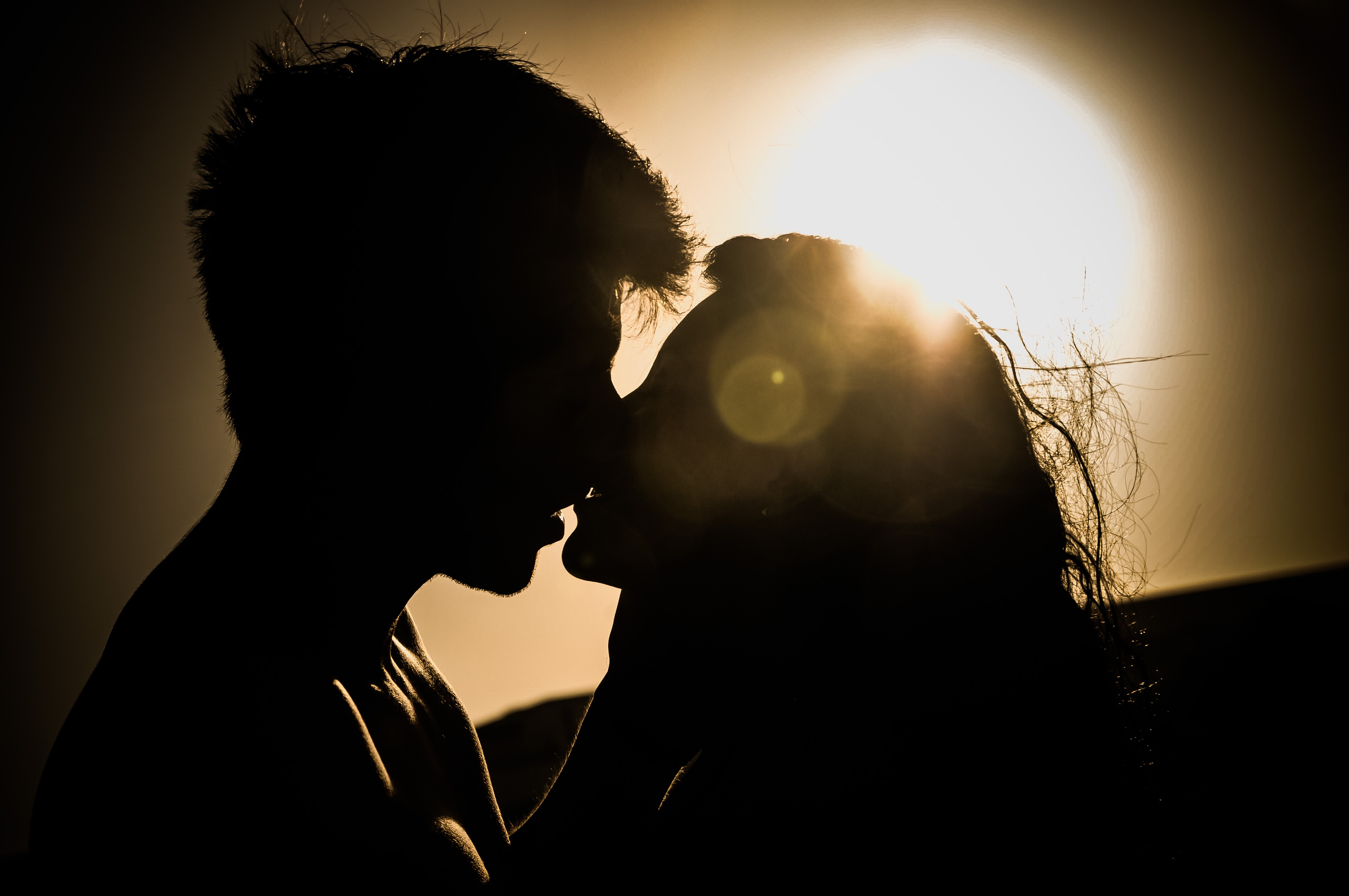 Sunset Kiss Silhouette - HD Wallpaper 