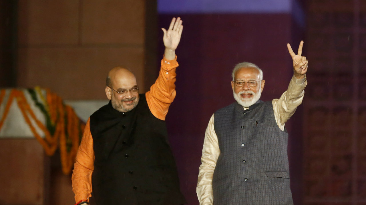Pm Modi And Bjp President Amit Shah Gesture At Bjp - Narendra Modi Election 2019 - HD Wallpaper 