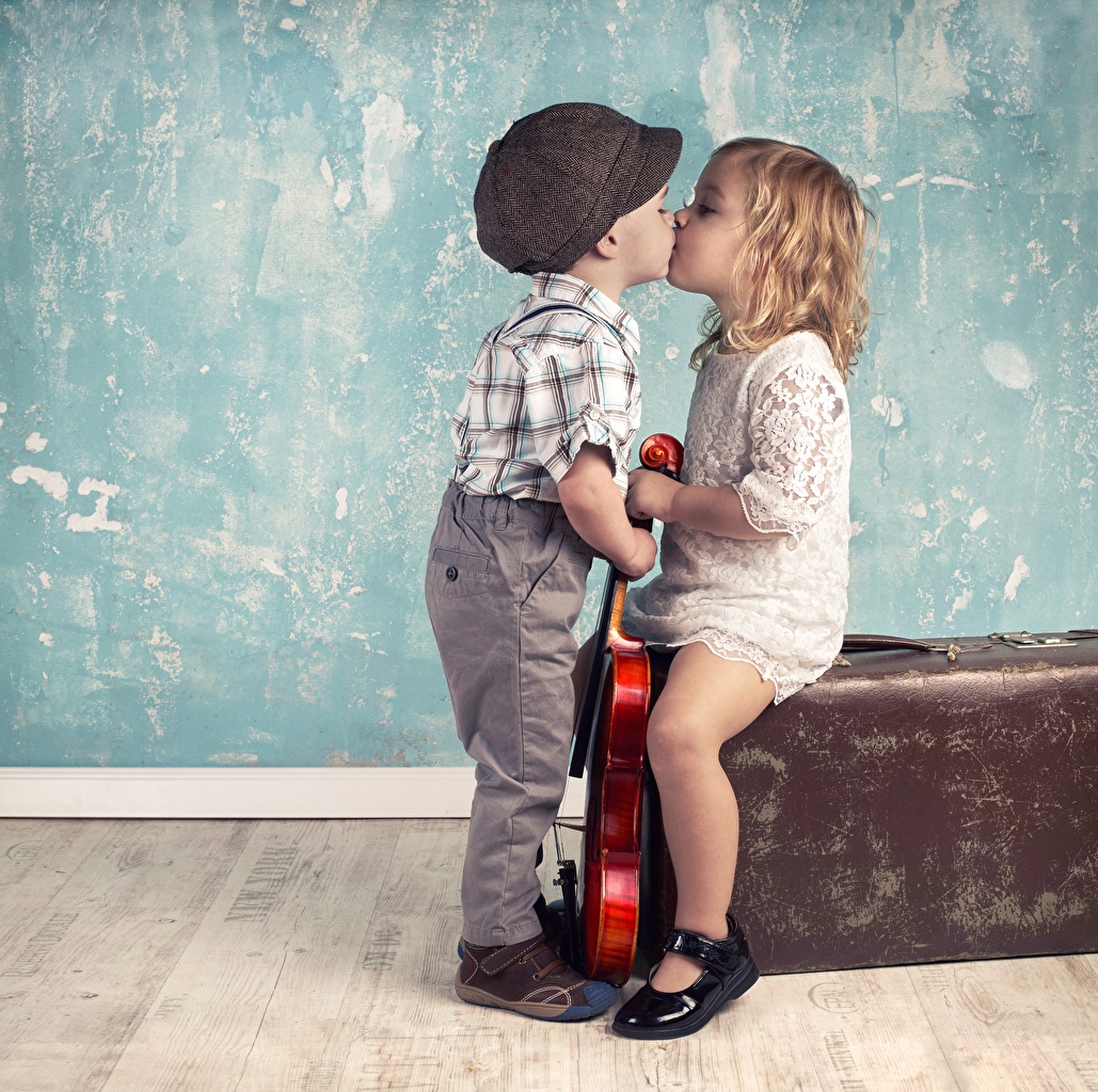 Child Kiss - HD Wallpaper 