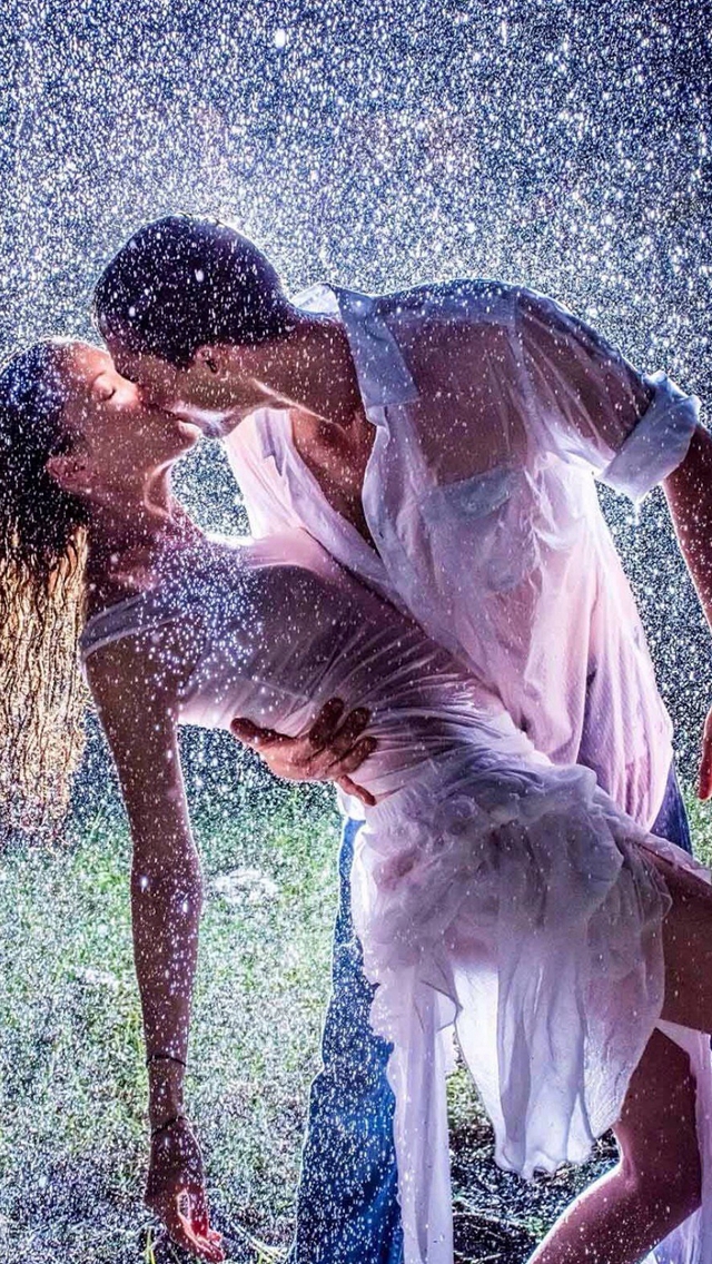 Raining Kissing Lovers Romantic Ground Iphone Wallpaper - Romantic Rain  Couple Hd - 640x1136 Wallpaper 