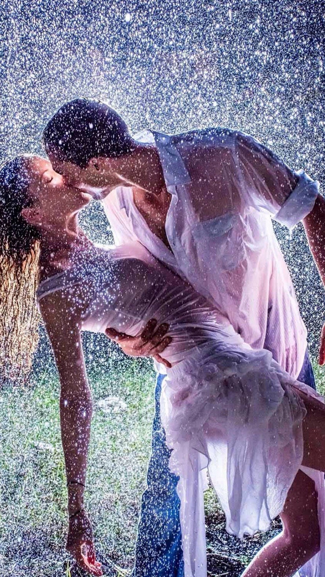 Raining Kissing Lovers Romantic Ground Iphone Wallpaper - Romantic Rain Couple Hd - HD Wallpaper 