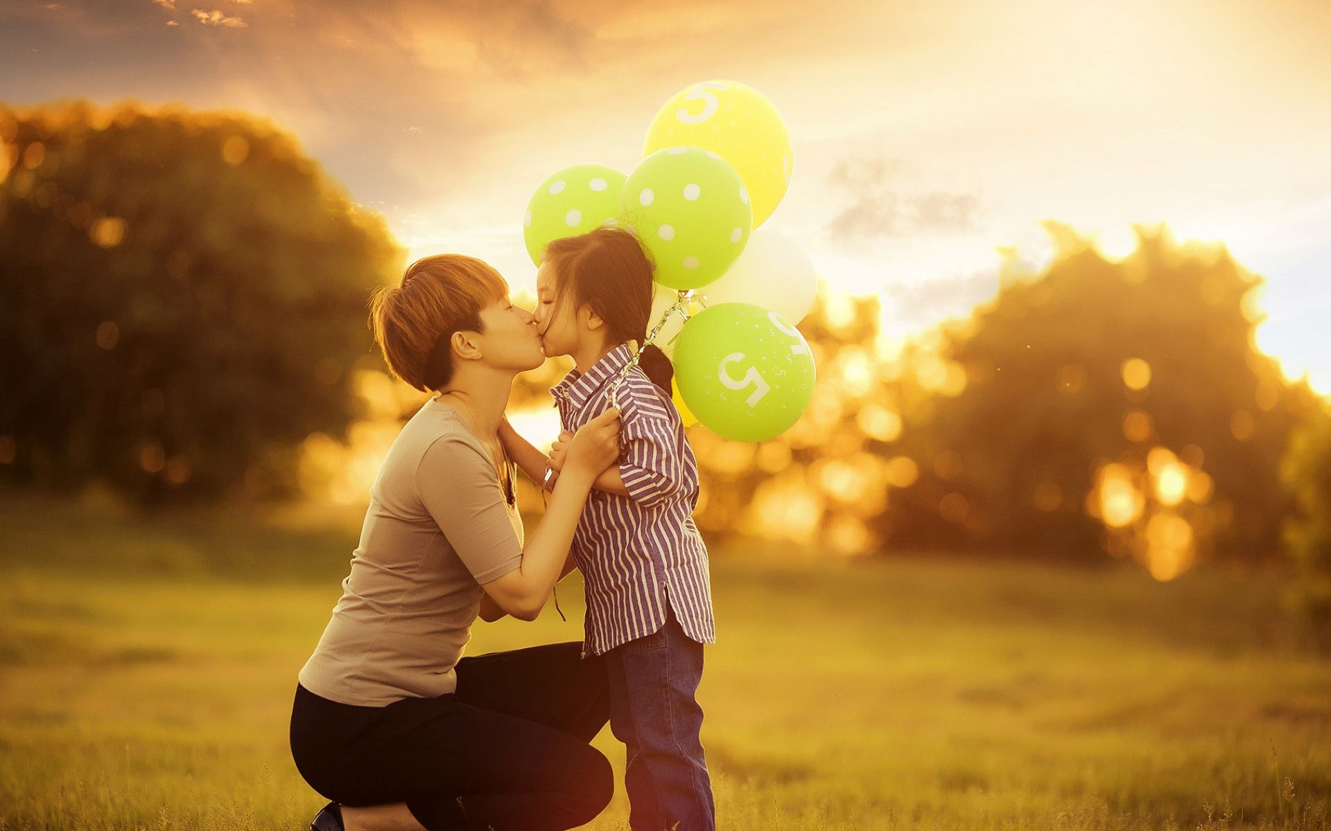 Wallpaper Love Kiss, Mother And Daughter, Glare - Amor De Madre E Hija - HD Wallpaper 