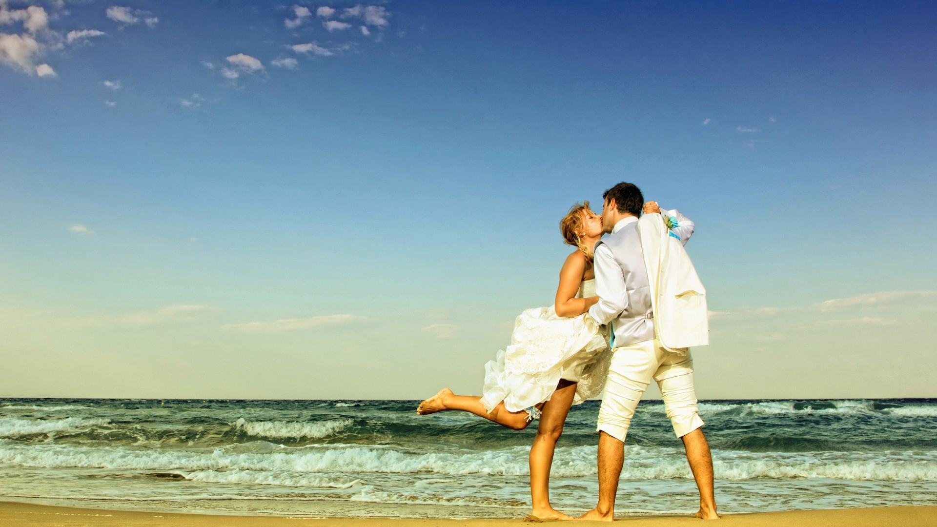 Couple Kissing On Beach - HD Wallpaper 