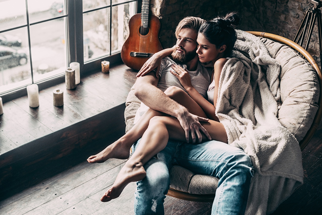 Cozy Romantic Couple - HD Wallpaper 