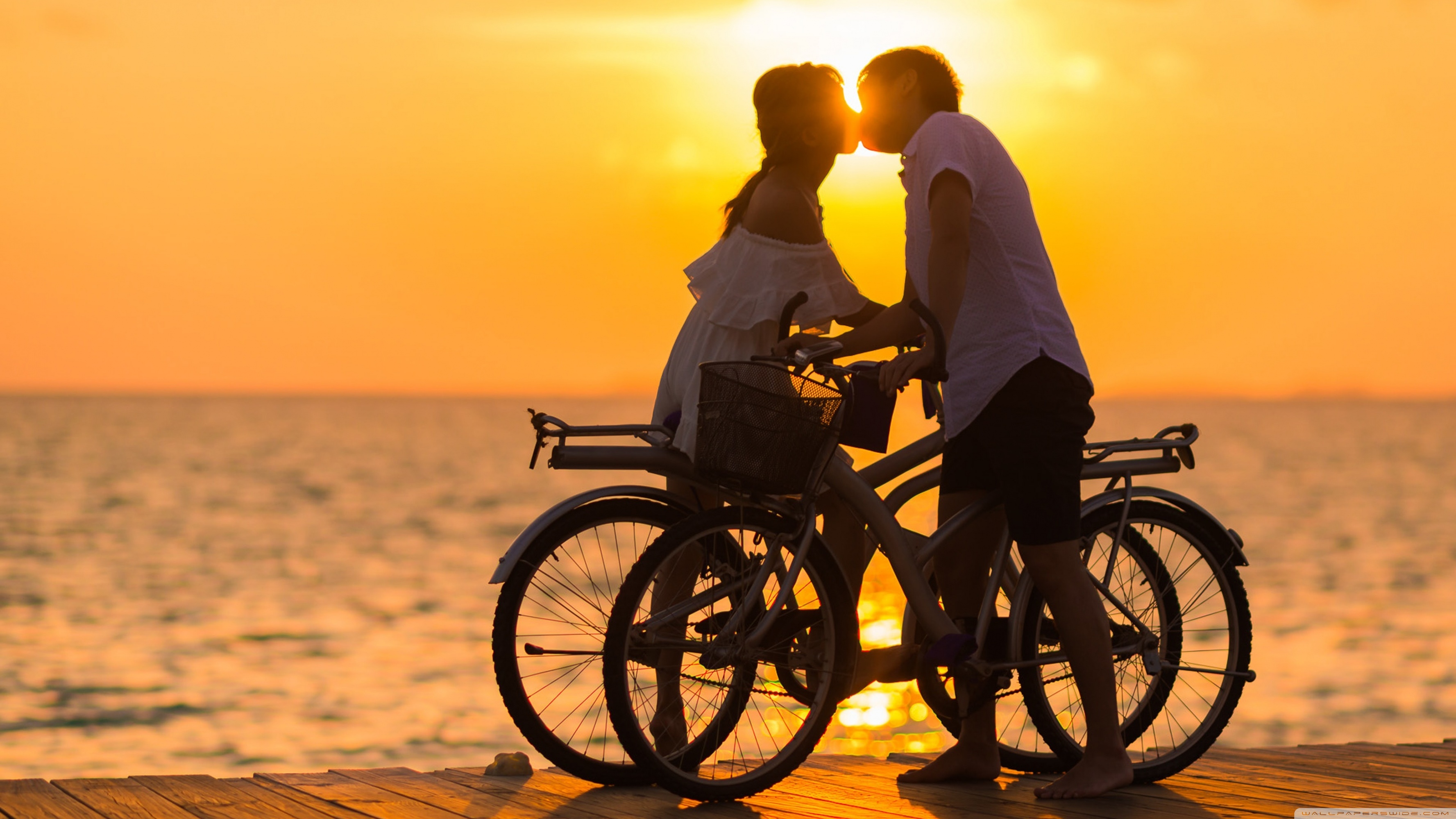Love Kiss Wallpaper - HD Wallpaper 