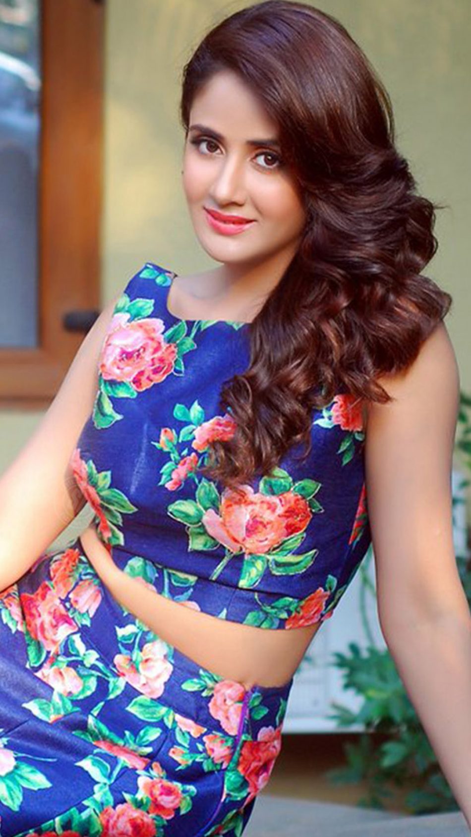 Parul Yadav Indian Tv Actress Hd Mobile Wallpaper - Beautiful Cute Tv  Actress - 950x1689 Wallpaper 