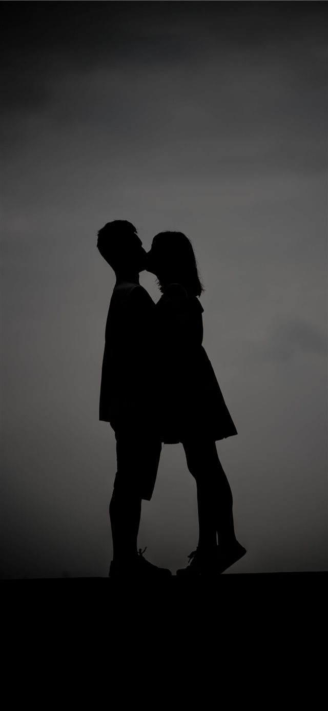 A Pair Of Lovers Who Are Kissing Iphone X Wallpaper - Cute True Love Love Quotes For Girlfriend - HD Wallpaper 