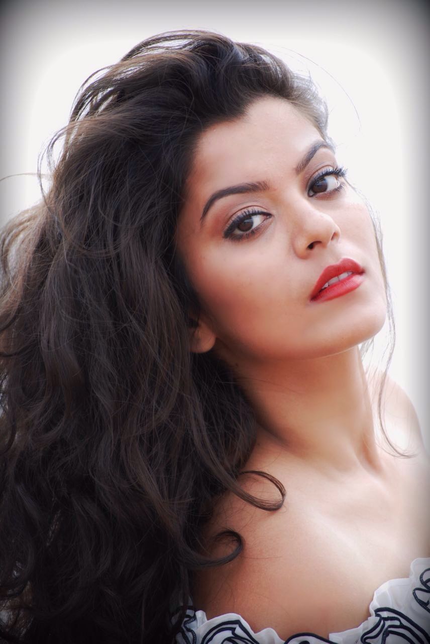 Nidhi Jha Beautiful Hd Wallpaper, Pics Shooting - Nidhi Jha - HD Wallpaper 