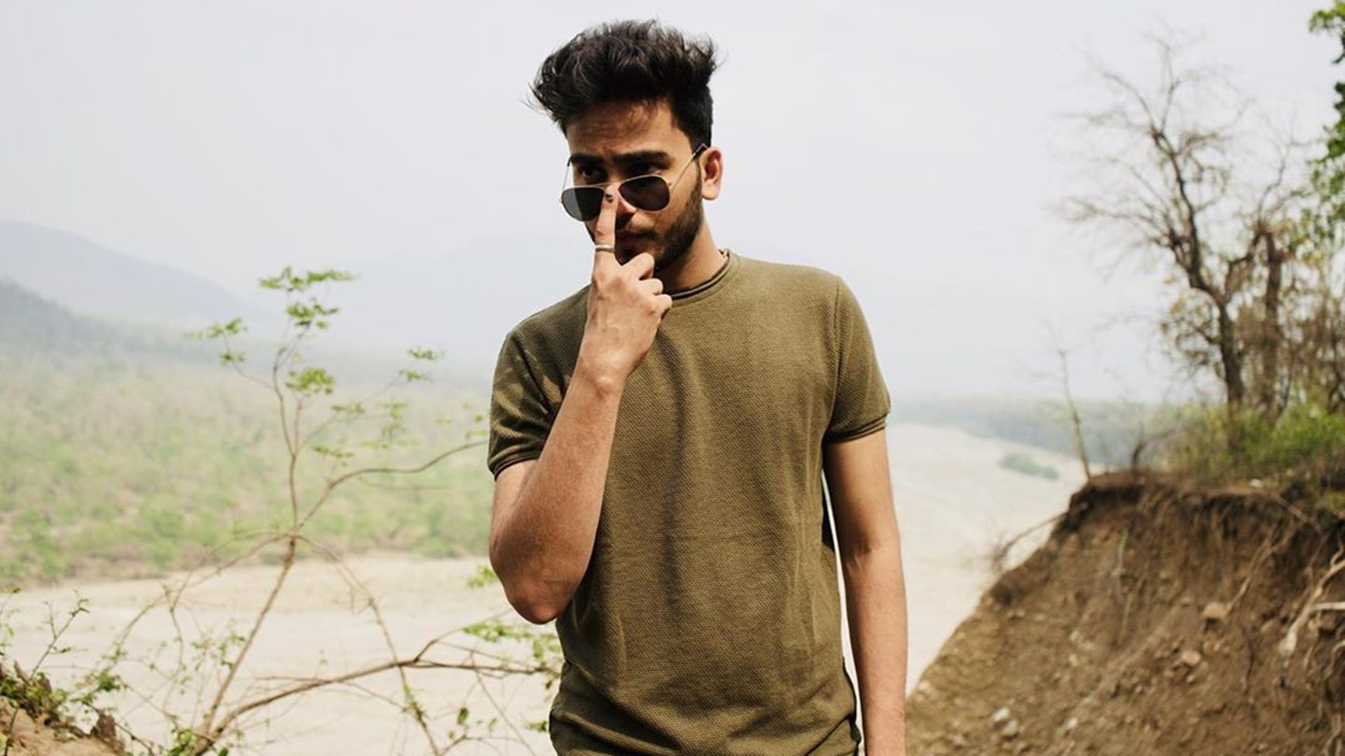 Elvish Yadav Background Hd Wallpapers - Gentleman - HD Wallpaper 